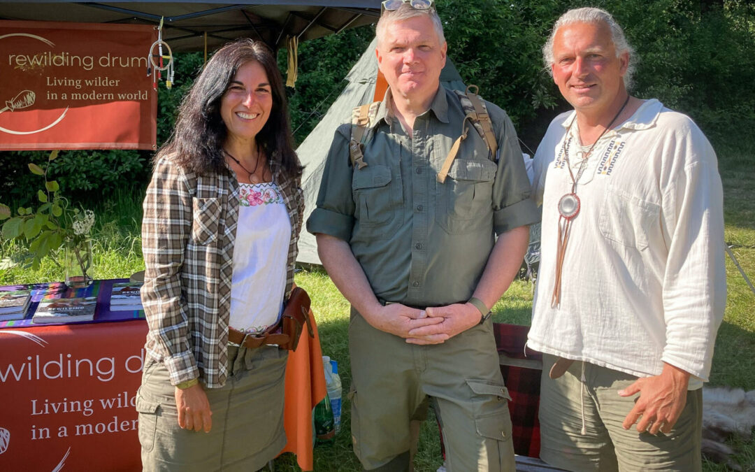 Ray Mears op de stand van Rewilding Drum